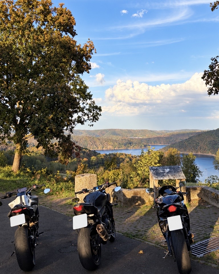 KTM 790, Yamaha MT07, Yamaha R6 — Eifel-Blick Kierberg